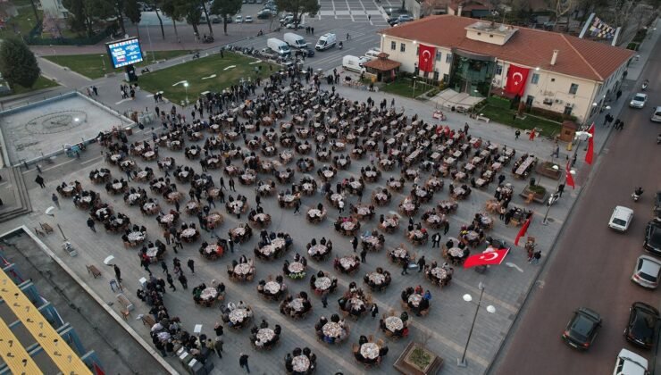 Kasapoğlu ve Vali Özkan vatandaşlarla iftarda buluştu