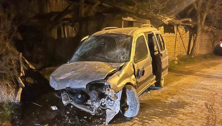 Kastamonu’da hafif ticari araç taşa çarptı: 1 yaralı