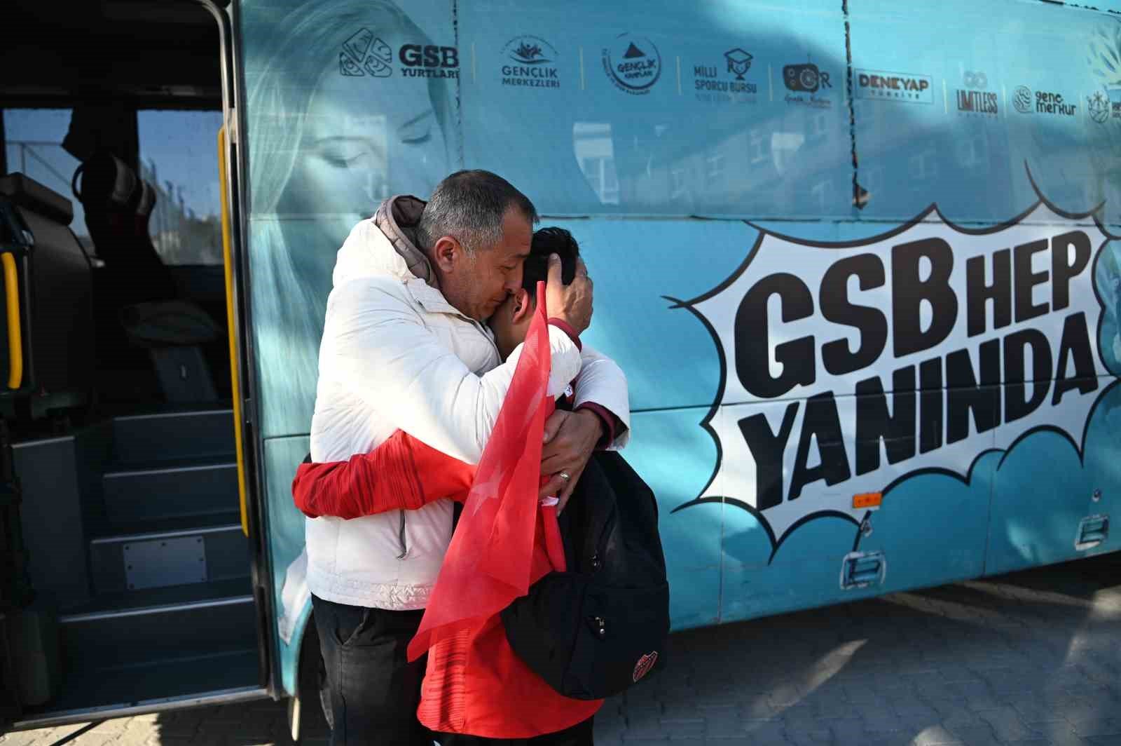 Katar’da mahsur kalan Türk sporcular memleketine döndü