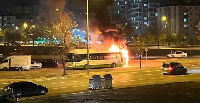 Kayseri’de halk otobüsü alev aldı