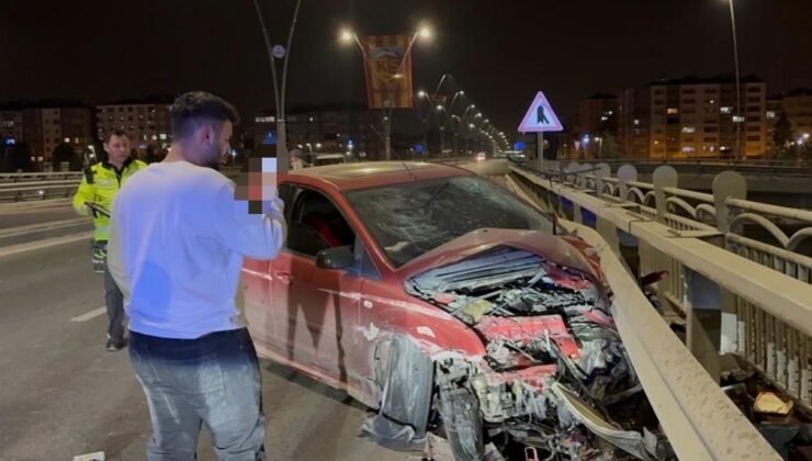 Kayseri’de karşı yola geçen otomobil bariyerlere çarptı