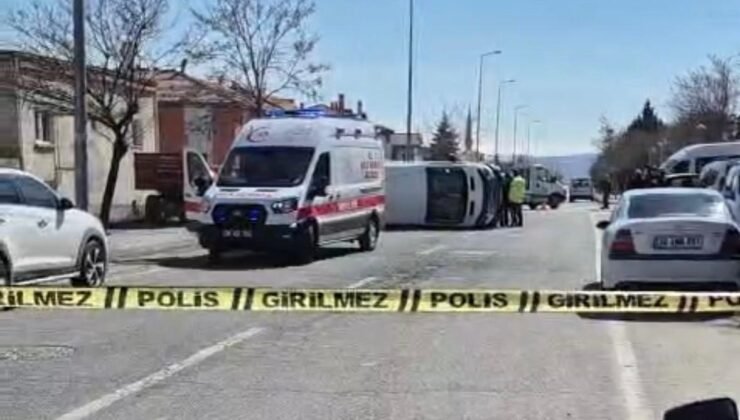 Kayseri’de otomobille çarpışan öğrenci servisi yan yattı