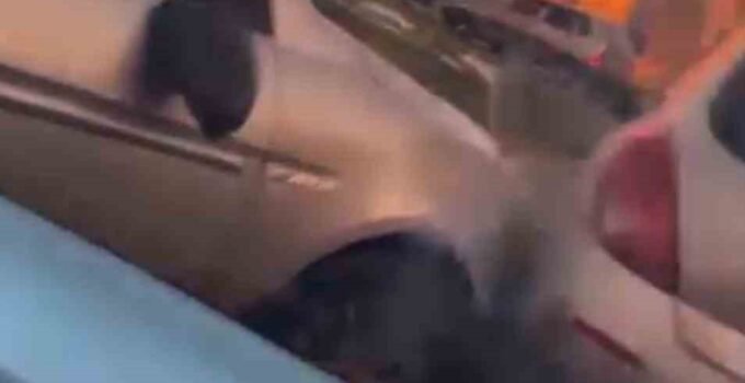 Kaza sonrası çocukların çığlıklarına rağmen kavga ettiler