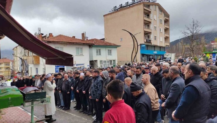 Kazada hayatını kaybeden nişanlı çift yan yana toprağa verildi