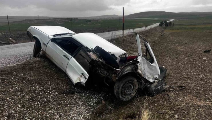 Kazada ikiye bölünen otomobil sürücüsü yaralandı