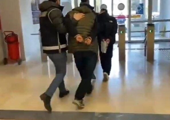 Kendilerini savcı olarak tanıtıp vatandaşları dolandıran 2 şüpheli tutuklandı