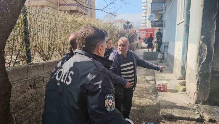 Kendini tehlikeye atan polis yangının büyümesini önledi