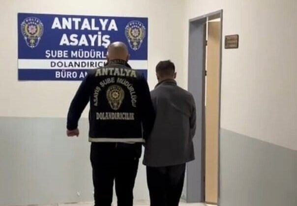 Kendisini MİT görevlisi olarak tanıtıp vatandaşı dolandıran şüpheli suçüstü yakalandı