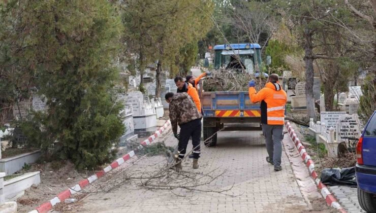 Kırıkkale Belediyesi mezarlıklarda bakım çalışması başlattı