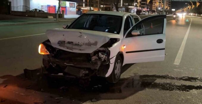 Kırmızı ışıkta bekleyen otomobile arkadan çarptı: 1 yaralı