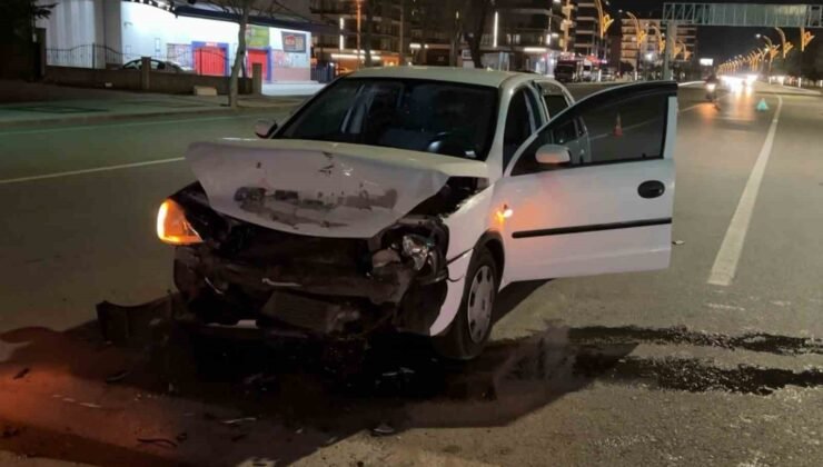 Kırmızı ışıkta bekleyen otomobile arkadan çarptı: 1 yaralı