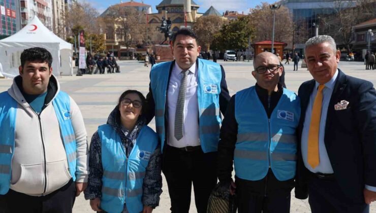 Kırşehir’de özel bireylerden kadınlara gül ve karanfil