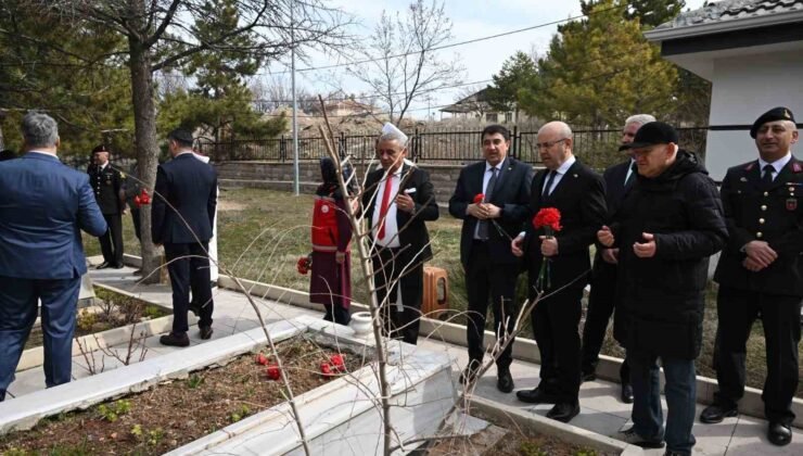 Kırşehir’de şehit kabirlerine karanfil bırakıldı