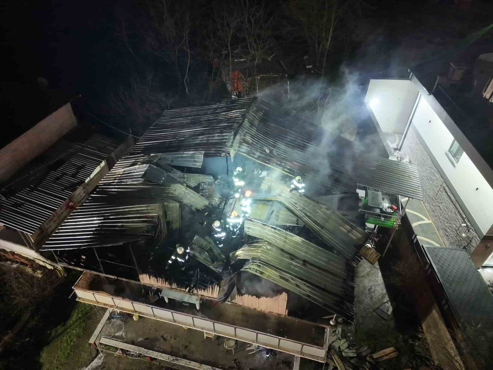 Kocaeli’de 2 katlı evin çatısı alevlere teslim oldu