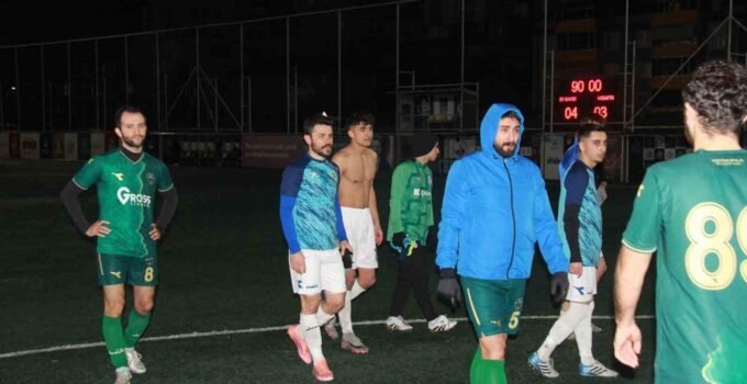 Kocaeli’de rakipleri gol atsın diye yere yatan futbolcuların savunmaları alındı