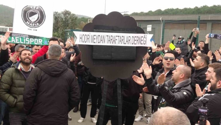 Kocaelispor taraftarları, TFF önüne siyah çelenk bıraktı