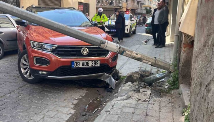 Kontrolden çıkan otomobil aydınlatma direğini devirdi