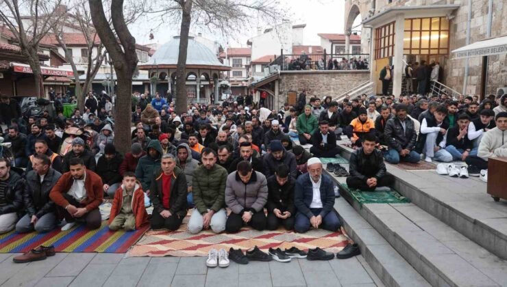 Konya’da Bayram Namazında camiler doldu