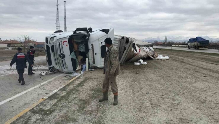 Konya’da iplik yüklü tır devrildi: 1 yaralı