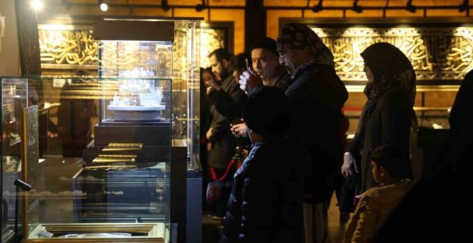 Konya’da Mukaddes Emanetler sergisine yoğun ilgi