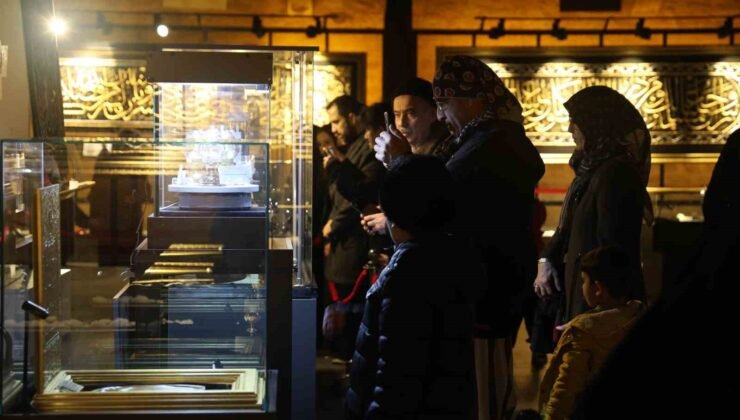 Konya’da Mukaddes Emanetler sergisine yoğun ilgi