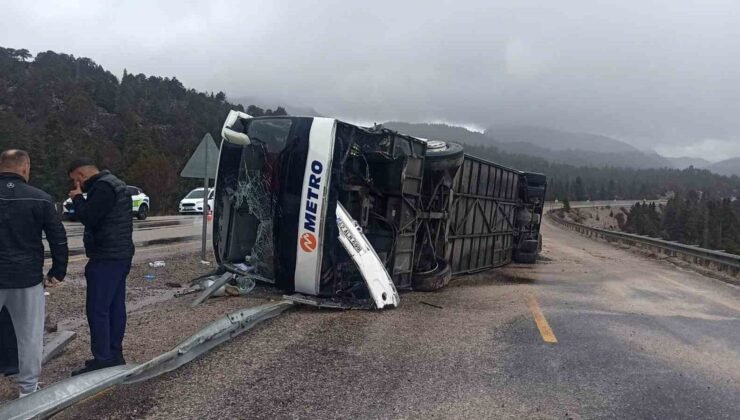 Konya’da yolcu otobüsü devrildi: 15 yaralı