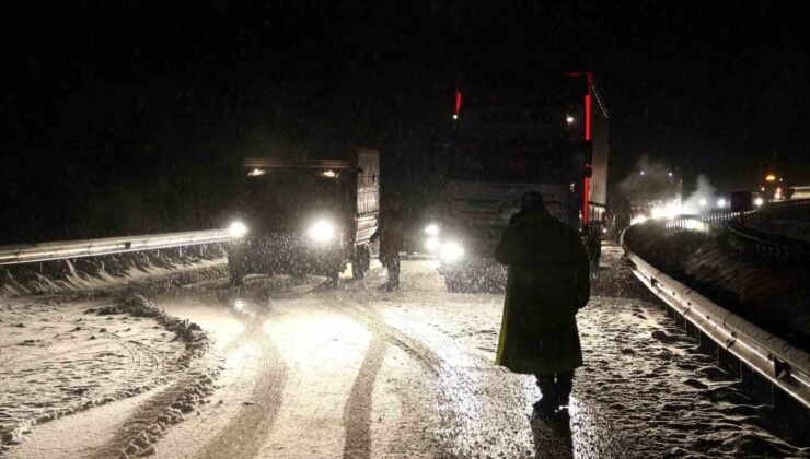 Kop Dağı Geçidi’nde kar ve tipi ulaşımı aksattı