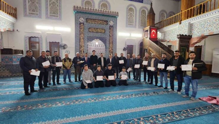 Köyceğiz’de Kur’an eğitimi alan kursiyerlere belge verildi