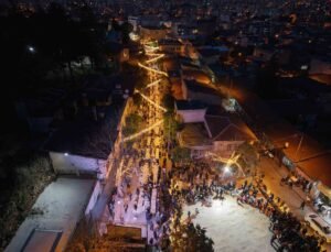 Kozan Kalesi’nden atılan topla tarihi çarşıda Ramazan coşkusu yaşandı