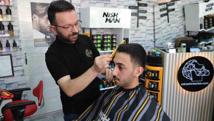 Kuaförlerin bayram tıraşı mesaisi sahura kadar uzuyor