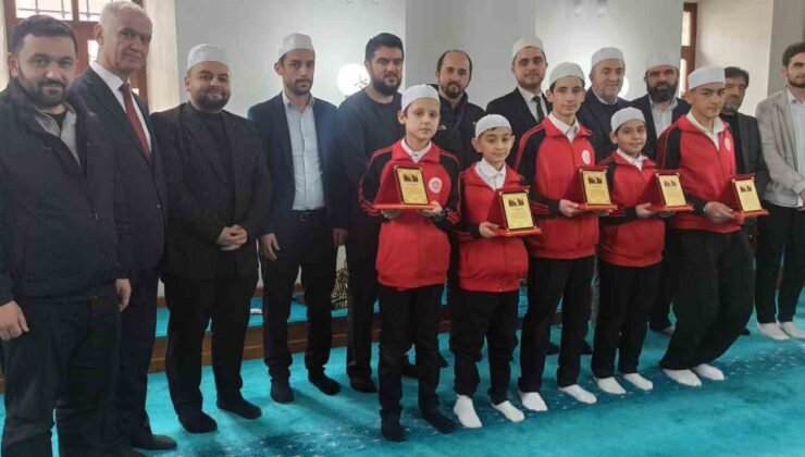 Küçük hafızlar plaket ile ödüllendirildiler