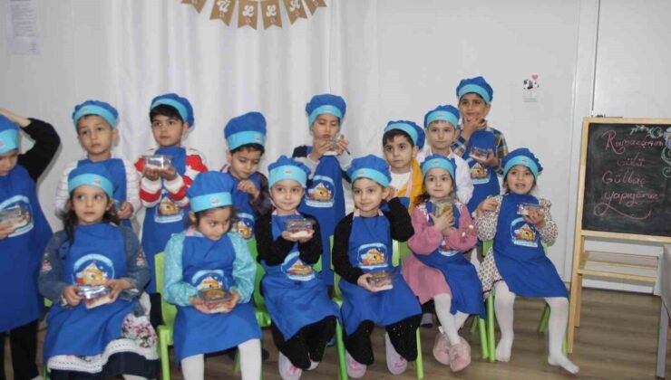 Kur’an kursu öğrenciler ailelerine güllaç hazırladı