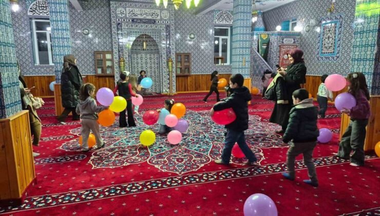 Kur’an kursuna giden minikler oruçlarını camide açtı