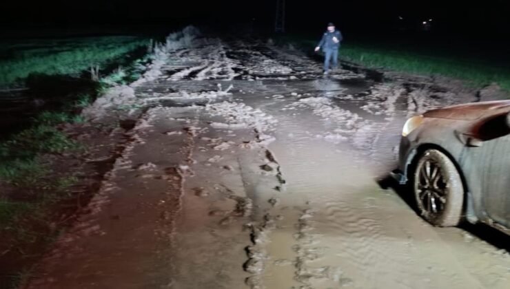 Kurtalan’da otomobil çamura saplandı