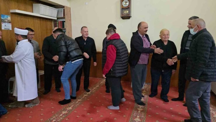 Küslerin barıştığı bayramlaşma halkası geleneği yaşatıldı