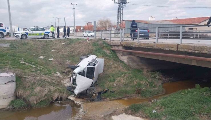 Kütahya’da otomobille çarpışan araç dereye uçtu: 3 yaralı