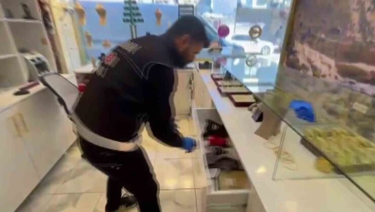 Kuyumcu süsü verip tefecilik yaptılar: Operasyonda silah, pos cihazları ve milyonluk çek-senet ele geçirildi