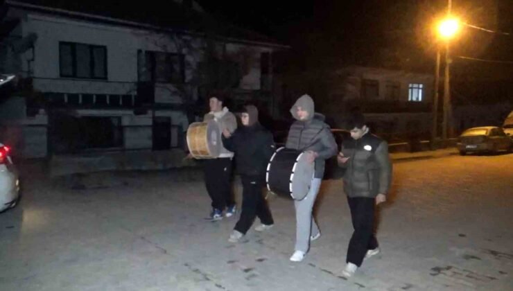 Liseliler davul çalarak sahura kaldırıyor: “Bahşişleri bol bol hazırlayın”