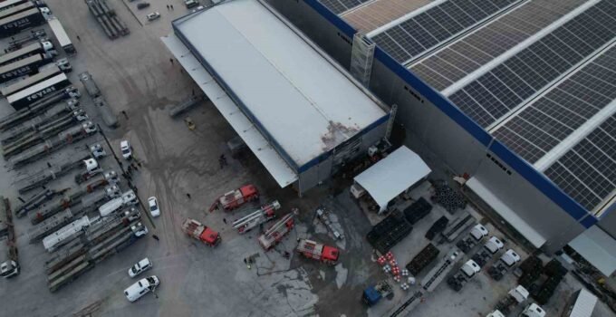 Lojistik firmasında yangın: 1 itfaiye eri yaralandı