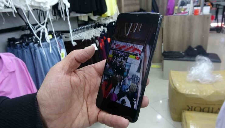 Mağaza açılışında indirim izdihamında birbirini ezdiler