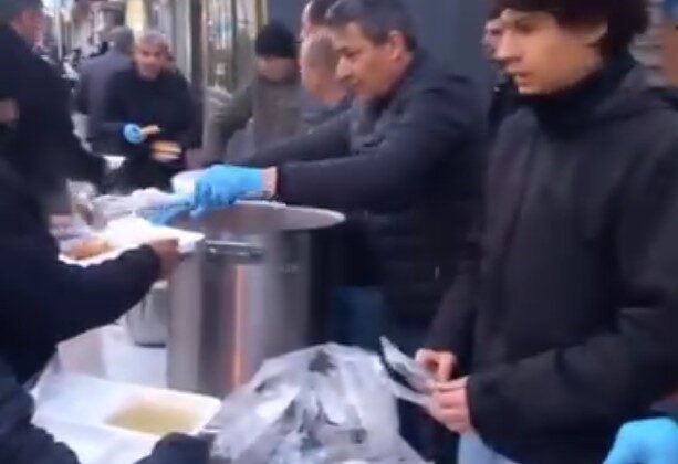 Mahalleli kendi imkanlarıyla bin kişiye iftar verdi