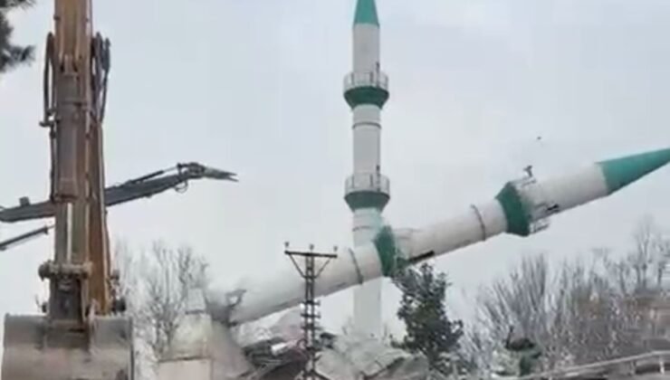 Malatya’da depremde hasar gören cami kontrollü şekilde yıkıldı