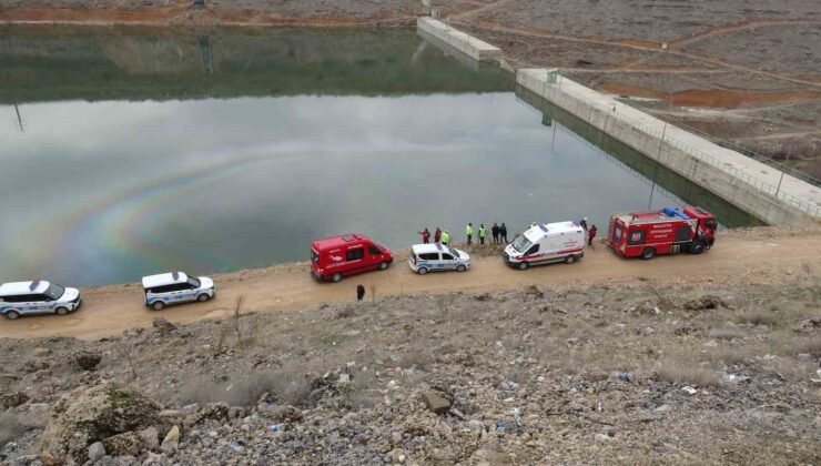 Malatya’da kontrolden çıkan araç gölete düştü