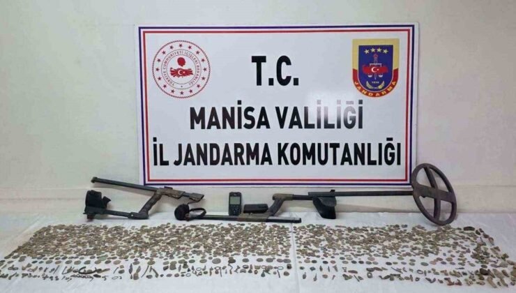 Manisa’da 2 bin 580 sikke ve 235 tarihi obje ele geçirildi