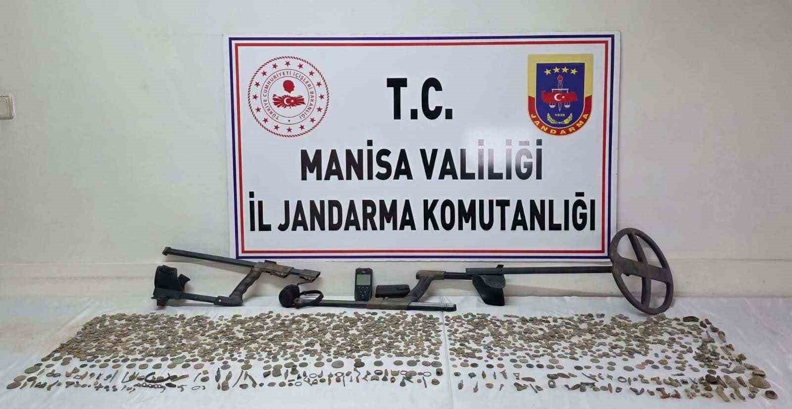 Manisa’da 2 bin 580 sikke ve 235 tarihi obje ele geçirildi