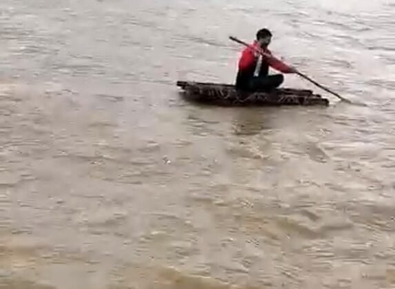 Mardin’de taşan derede sal keyfi