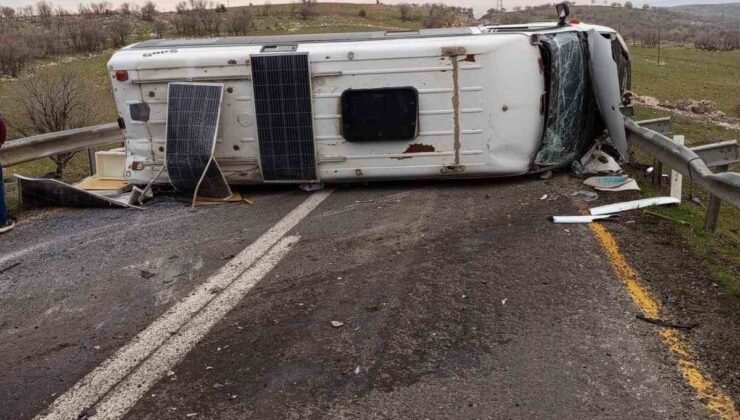 Mazıdağı-Derik karayolunda minibüs devrildi