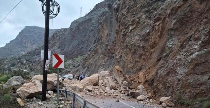 Mersin-Antalya karayolunda heyelan: Yol trafiğe kapandı, 1 yaralı