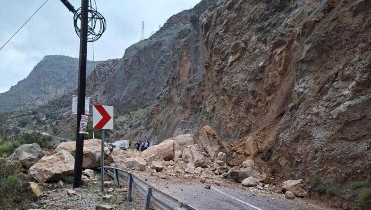 Mersin-Antalya karayolunda heyelan: Yol trafiğe kapandı, 1 yaralı