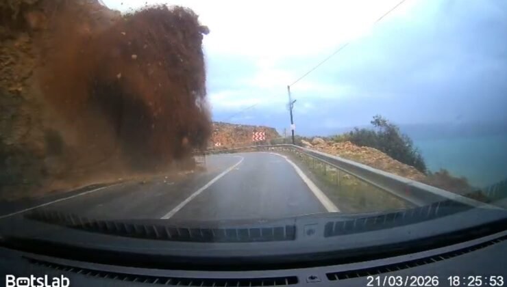 Mersin-Antalya yolundaki heyelan araç kamerasında